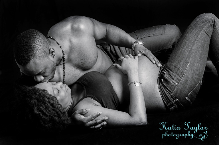 Toronto maternity shoot, couple laying down and kissing