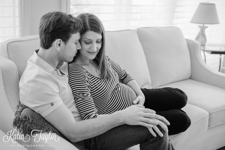 Pregnant couple sitting on the couch. Toronto lifestyle maternity portraits. 