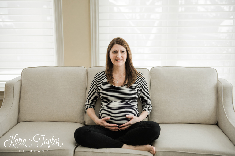 Mom-to-be sitting on the couch. Toronto lifestyle maternity portraits. 