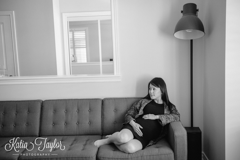 Expectant mom sitting on the couch. Toronto maternity portraits.