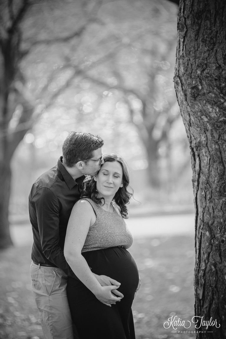 Maternity photo shoot in Toronto High Park. Toronto maternity portraits. www.katiataylorphotography.com.