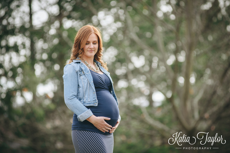 Beautiful redhead woman expecting her first baby. Maternity portrait shoot in High Park, Toronto.