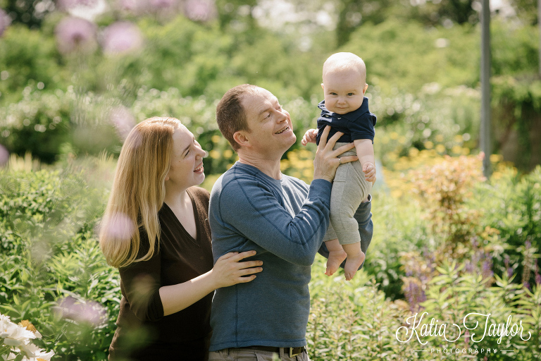 Mom and Dad play with their baby in the park. Edwards Garden, Toronto. Family Portraits.