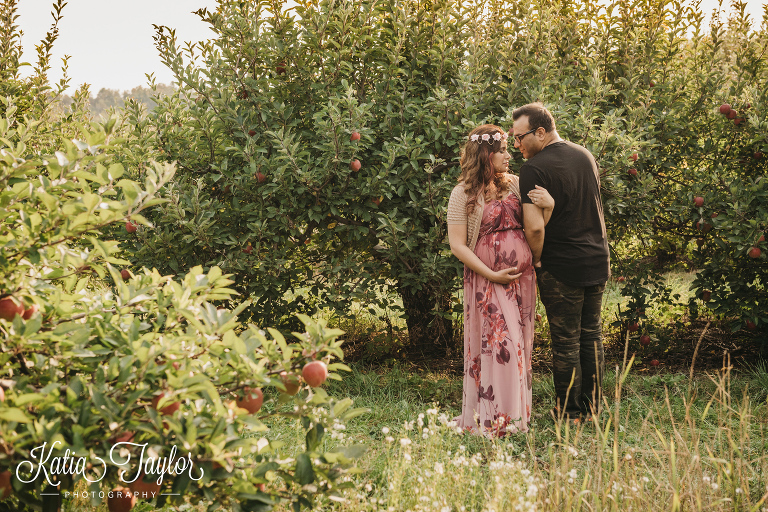 Maternity photos at Carl Laidlaw Orchard in Brampton. Sunset maternity. Toronto Maternity Portraits.