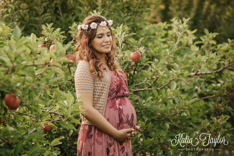 Maternity photos at Carl Laidlaw Orchard in Brampton. Sunset maternity. Toronto Maternity Portraits.