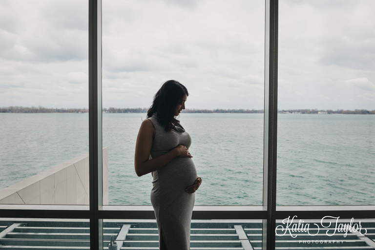 Silhouette if pregnant mom-to-be in water-front condo. Maternity portraits in Toronto condo.