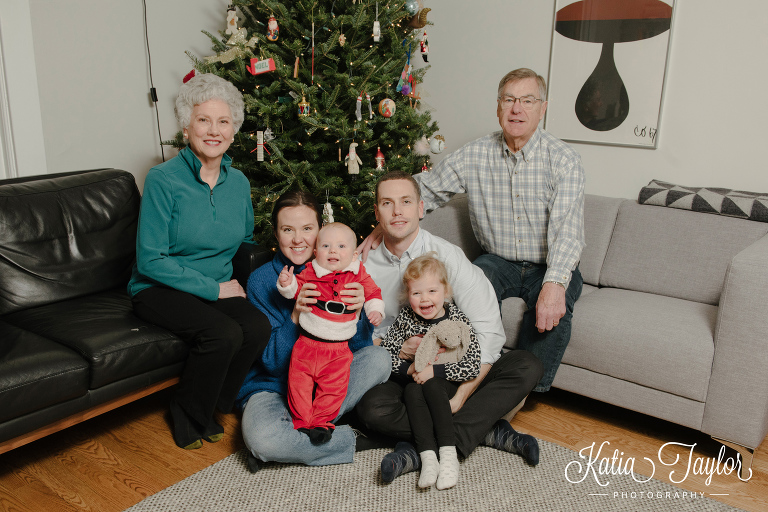 Extended family portraits indoor at home over the holidays. Toronto lifestyle photography.