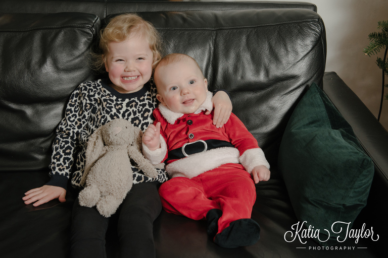 Extended family portraits indoor at home over the holidays. Toronto lifestyle photography.